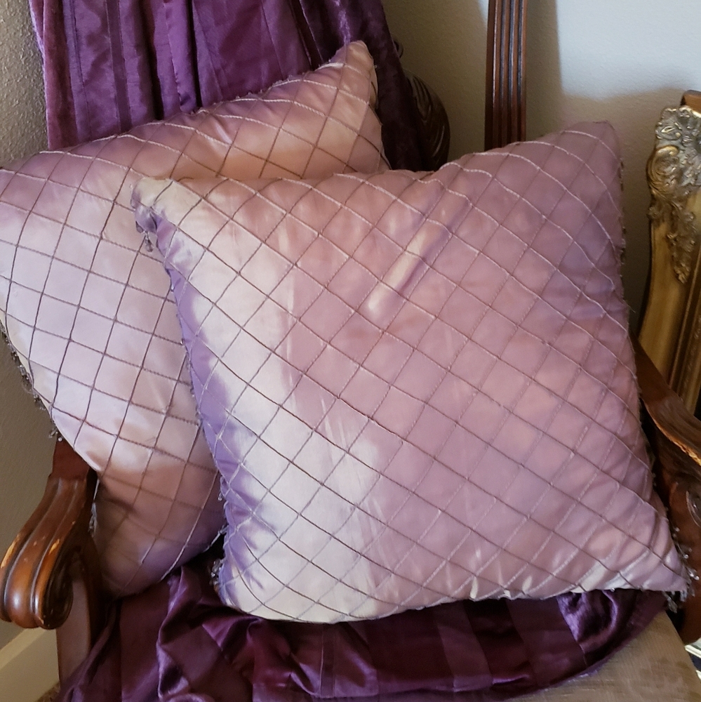 2x Silk Style Accent Pillows - Picture 6 of 16